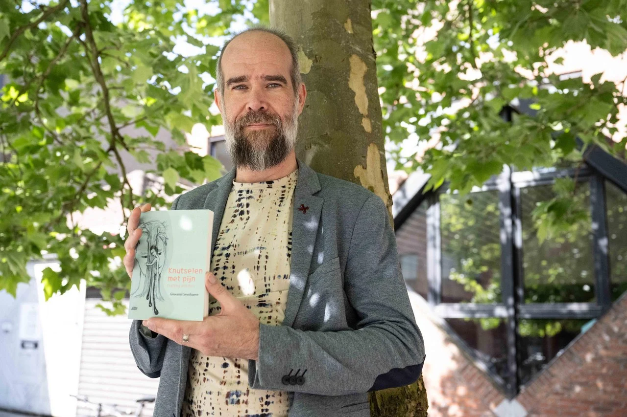 Giovanni knutselt de pijn van een ALS-diagnose in een dichtbundel: “Als een spons alles opgezogen, maar ook weer uitgewrongen”